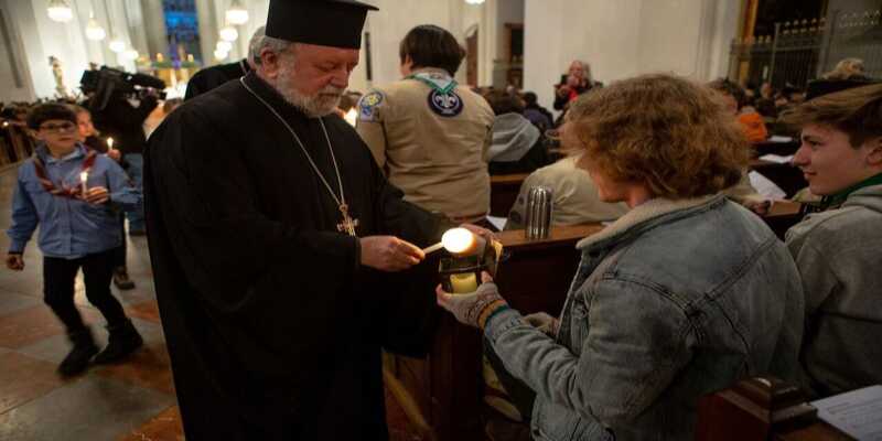 Το άγιο Φως της Βηθλεέμ φωτίζει και πάλι εφέτος την Ευρώπη