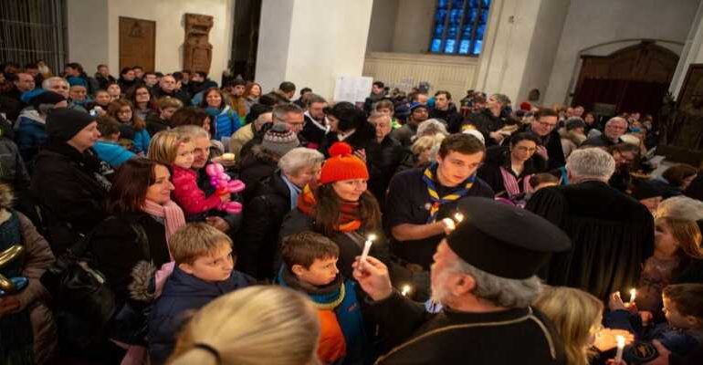 Το άγιο Φως της Βηθλεέμ φωτίζει και πάλι εφέτος την Ευρώπη 2
