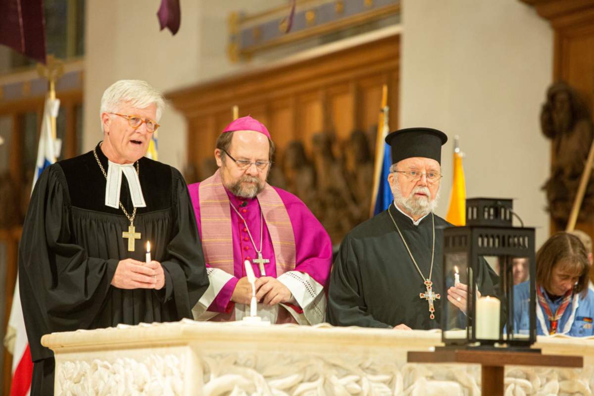 Το Άγιο Φως από τη Φάτνη Βηθλεέμ φώτισε εφέτος το Μόναχο