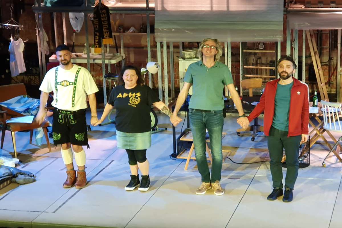 «Hellas München»: Η ελληνική θεατρική παράσταση στις οθόνες σας